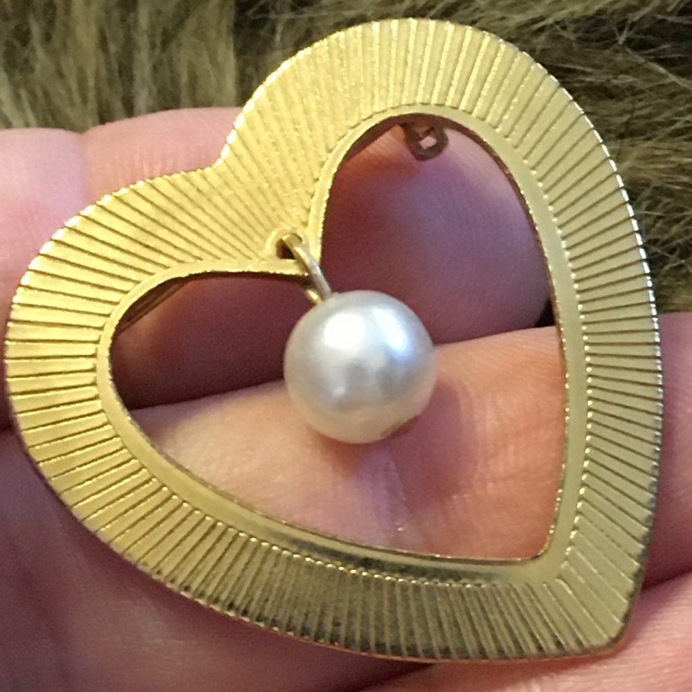 Vintage gold tone heart dangle pearl accent brooch - Picture 3 of 5